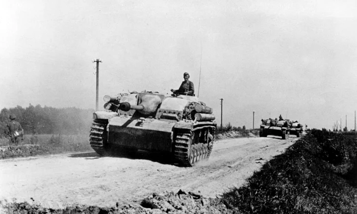 Coloană de vehicule blindate germane StuG III G (© Profimedia) 