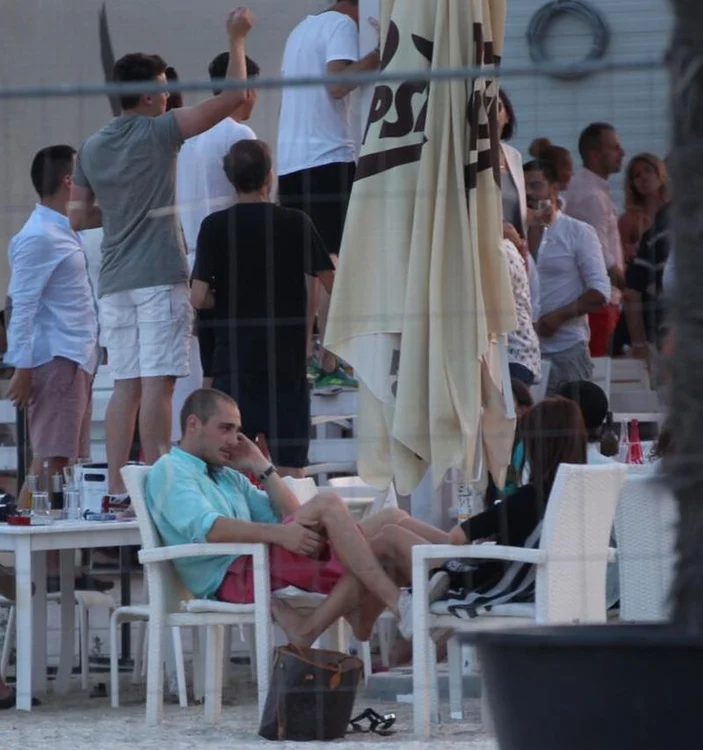 
    Vladimir Drăghia şi iubita s-au plictisit la o petrecere la marefoto: Mihai Ionescu  