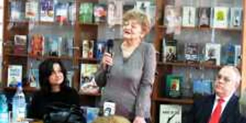 Scriitoarea Dorina Bădescu (în centru) şi-a lansat volumul "Întoarcerea la Babel"
