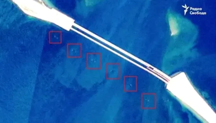 Imagini din satelit cu barjele instalate de ruși FOTO Radio Liberty
