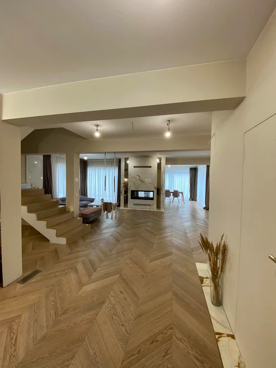 Au uitat să monteze balustradele la scări , dar și aplicele. FOTO: Imobiliare Cluj