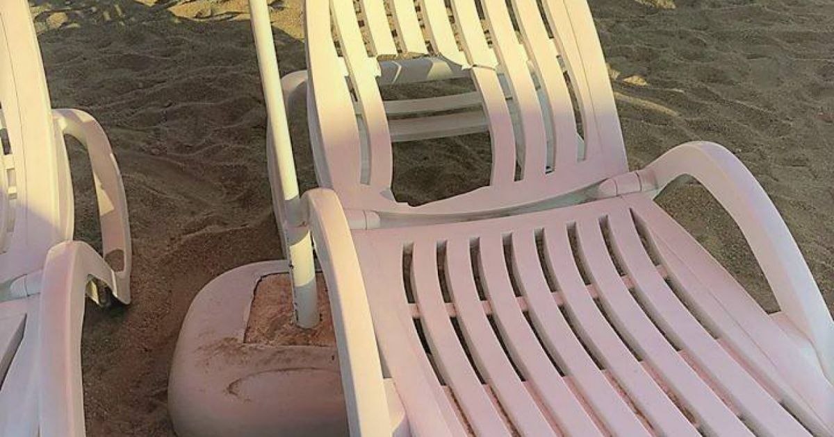 Scandalul şezlongurilor ilegale: Afacerist reținut pentru închiriere ilegală. Casa lui percheziționată de polițiști