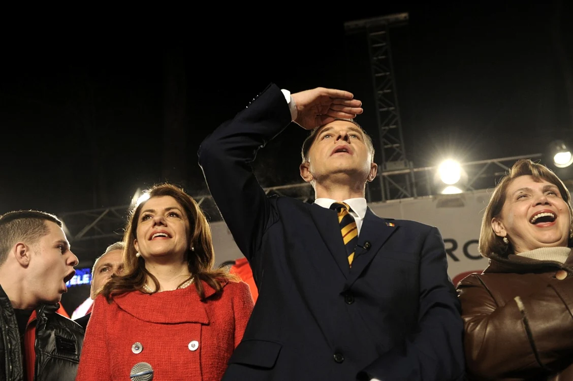 În 2009, Mircea Geoană a pierdut la mustaţă alegerile în faţa lui Traian Băsescu