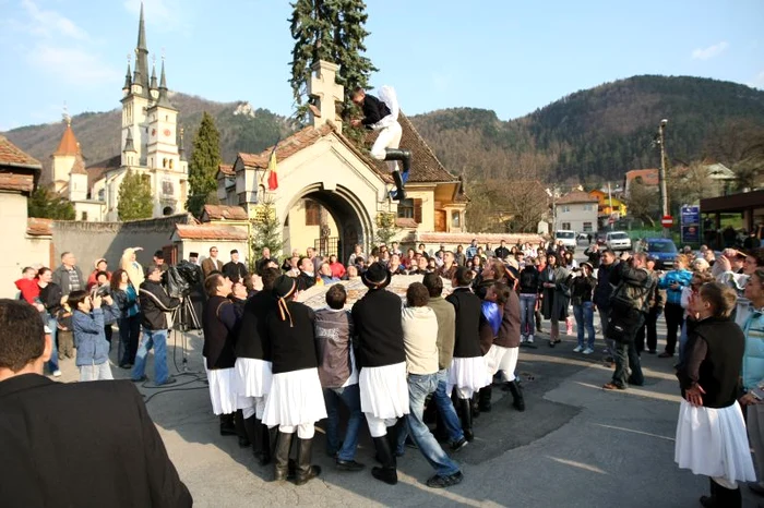 Aruncatul in ţol al junilor tineri la Braşov