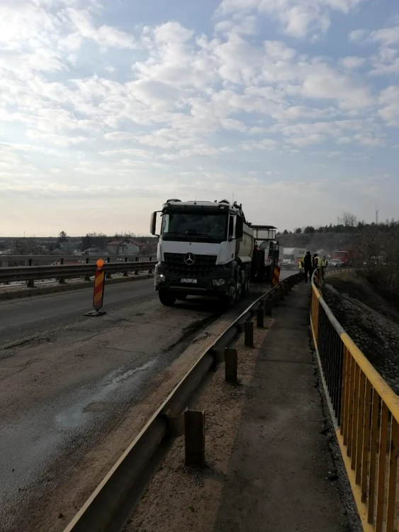 Au fost reluate lucrările pe podul peste râul Ialomiţa FOTO DRDP Constanţa