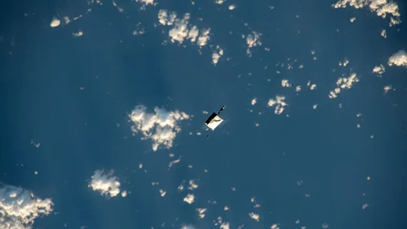  Geanta plutește în spațiu din 2 noiembrie 2023. FOTO NASA/JSC via Space.com