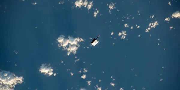 Geanta cu scule care pluteste in spatiu (Image credit NASA JSC) webp