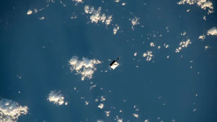  Geanta plutește în spațiu din 2 noiembrie 2023. FOTO NASA/JSC via Space.com
