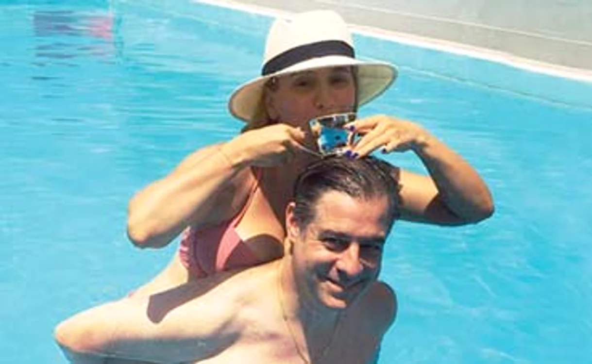 
    Andreea Esca, aşa cum  nu o vezi zilnic: în  piscină, în cârca soţului  