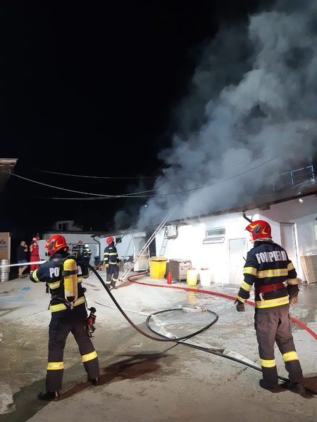 Incendiu în incinta unui ștrand din Ocnele Mari. Mai mulți turiși s-au autoevacuat