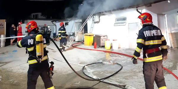 Incendiu izbucnit în incinta unui ștrand din Vâlcea / FOTO ISU Vâlcea