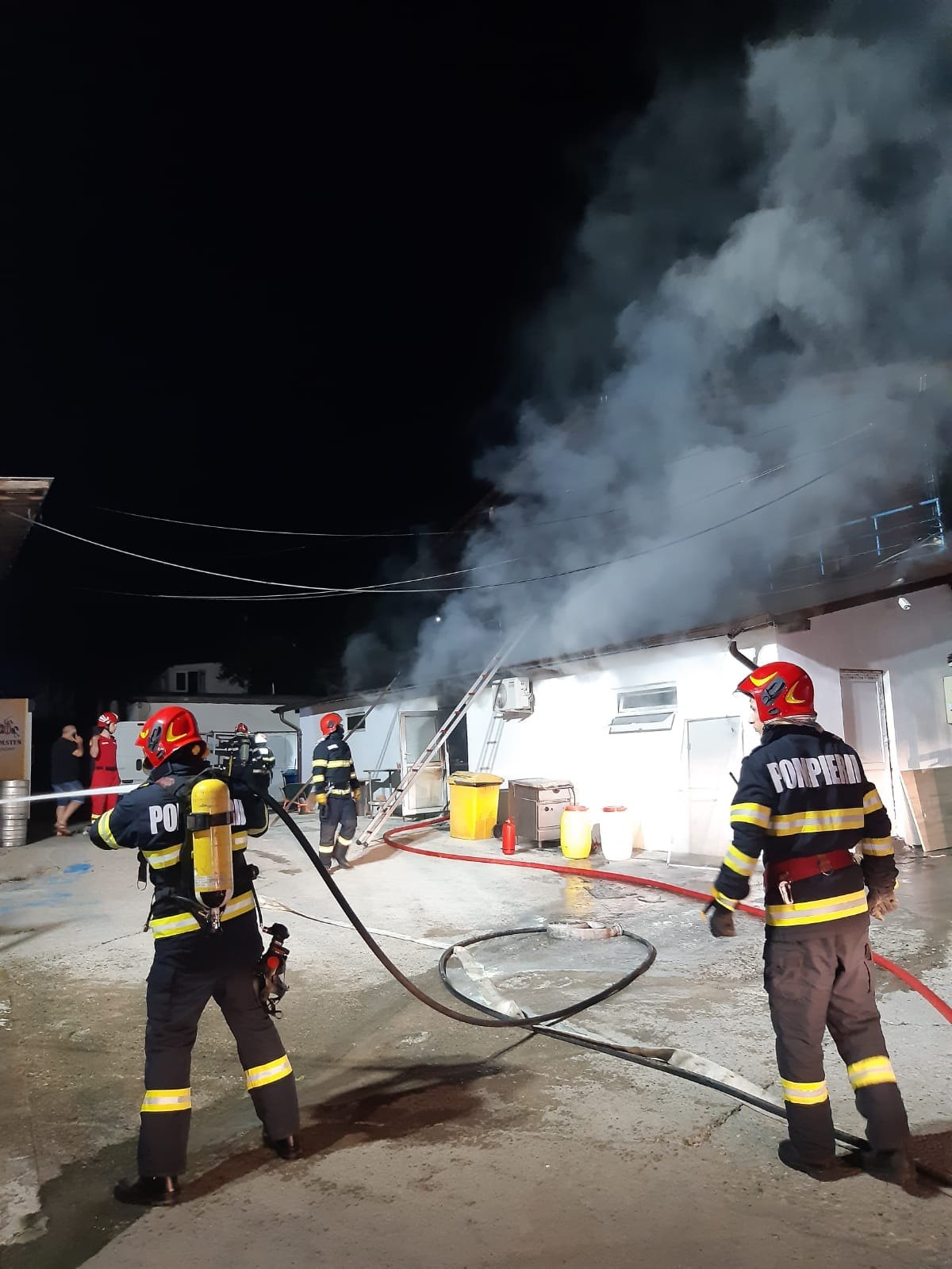 Foc la un strand din Ocnele Mari, turiști s-au salvat. Foc la un strand din Ocnele Mari, turiști s-au salvat.