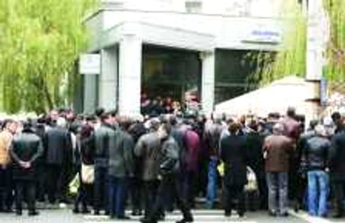 La înmormântarea notarului au participat aproximativ 300 de persoane.