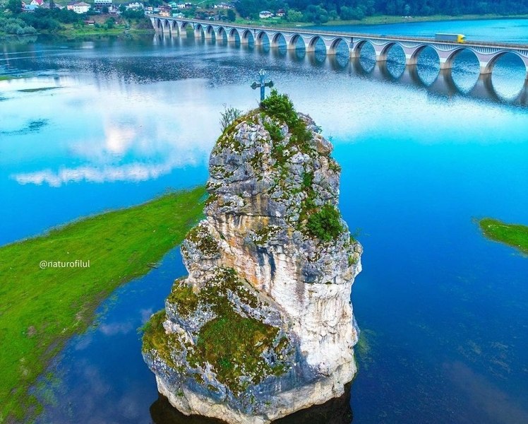 Stânca Dracului şi Piatra Corbiţei. Poveşti captivante ale unor stânci de la poalele Ceahlăului 