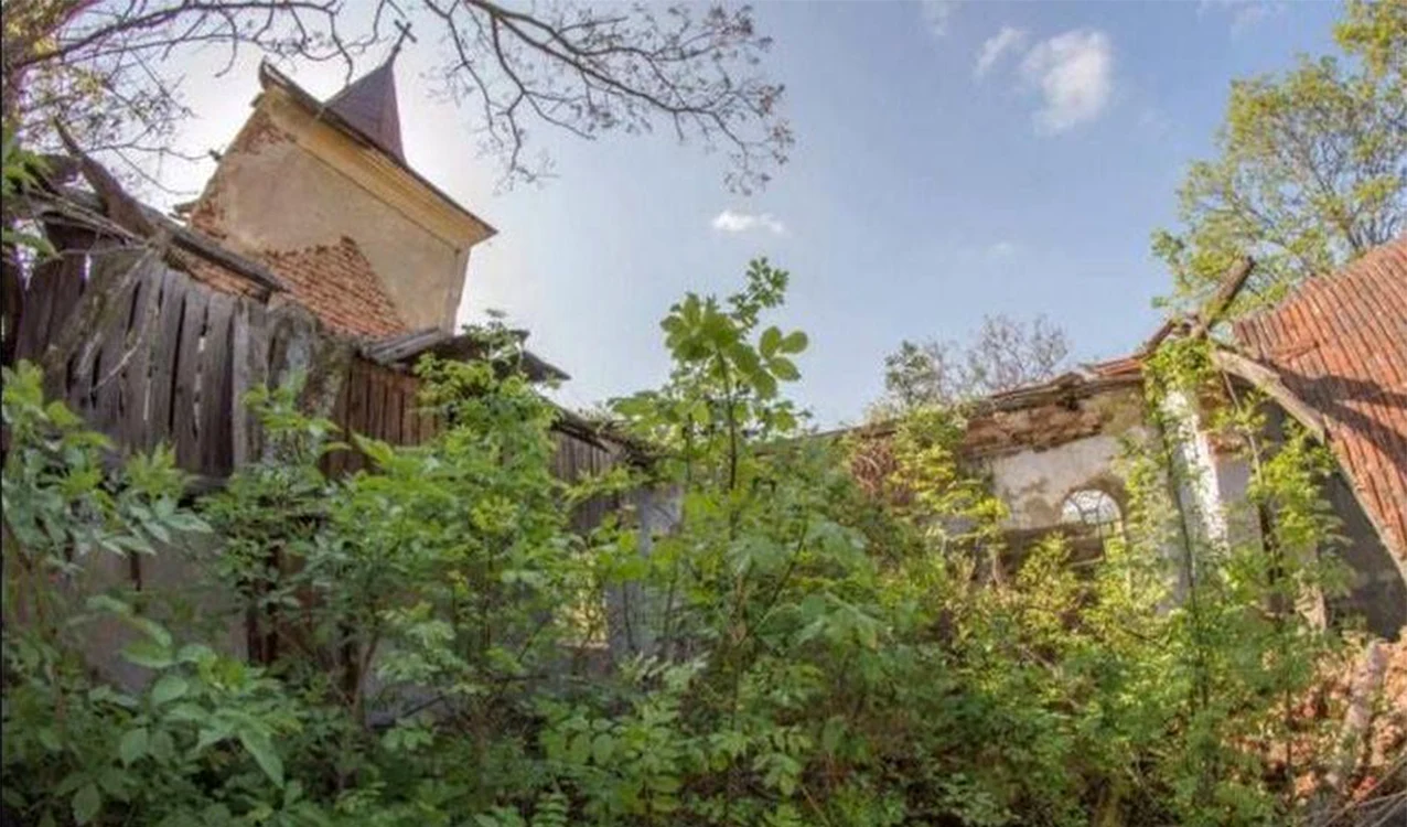 Biserica abandonată din sat. FOTO: Lucian Ignat