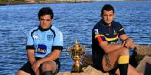 Carlos Arboleya şi Sorin Socol, căpitanii echipelor de rugby ale Uruguay-ului şi României, s-au fotografiat lângă trofeu * Foto: www.frr.ro