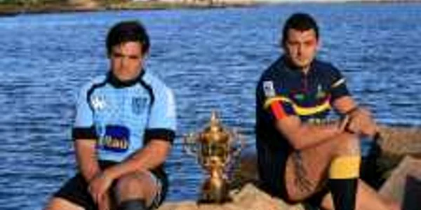 Carlos Arboleya şi Sorin Socol, căpitanii echipelor de rugby ale Uruguay-ului şi României, s-au fotografiat lângă trofeu * Foto: www.frr.ro