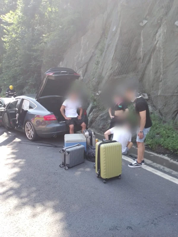 Accident pe Valea Oltului DN7-E81 la graniţa dintre Vâlcea şi Sibiu - patru maşini implicate o victimă încarcerată şi încă opt cu diverse leziuni Foto Adevărul