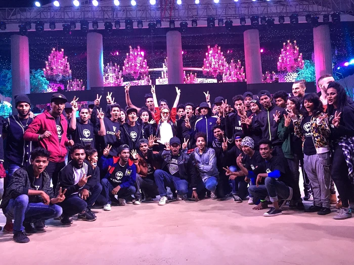 ALexandra Stan, alături de cei 50 de dansatori indieni