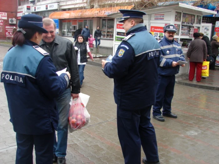 Poliţiştii slătineni l-au amendat pe unul dintre şoferii acuzaţi de turism electoral pentru că circula fără numere de înmatriculare