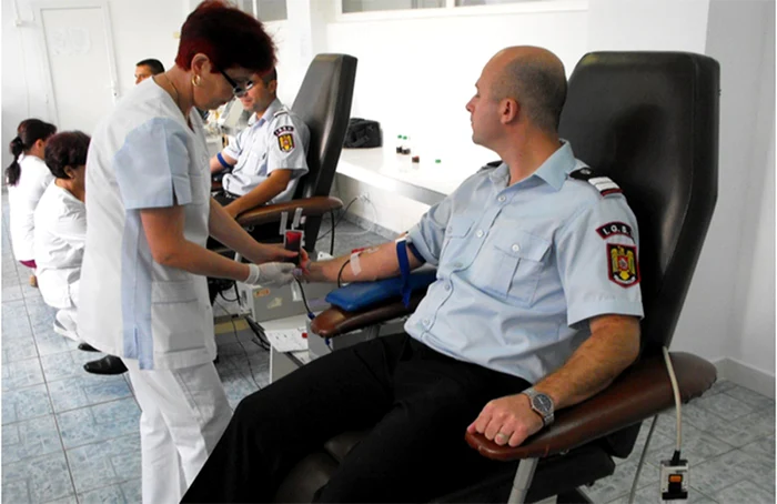 Angajaţii ISU Buzău vin în sprijinul buzoienilor aflaţi în suferinţă