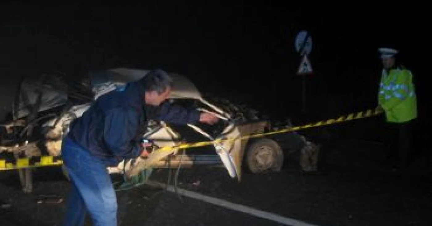 Bacău: Un copil de șapte luni și tatăl său au murit zdrobiți de un camion