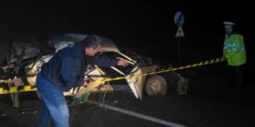 Bacău: Un copil de șapte luni și tatăl său au murit zdrobiți de un camion