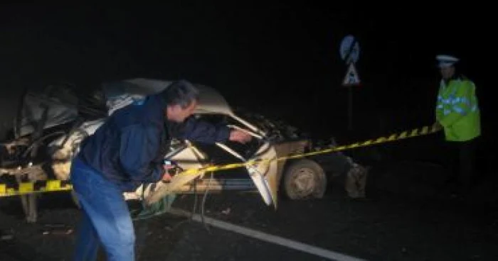 Bacău: Un copil de șapte luni și tatăl său au murit zdrobiți de un camion
