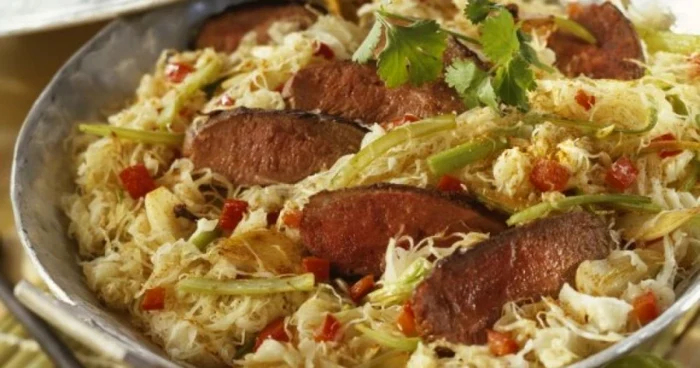 Cotletul de porc cu varza murata este un fel de mancare pe care nu-l poţi refuza.