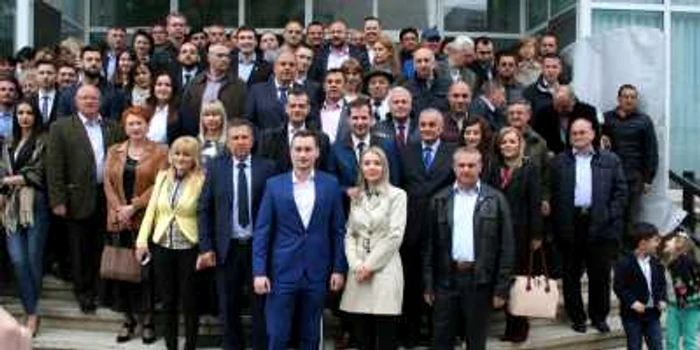 Liberalul Ion Ştefan şi susţinătorii lui la depunerea candidaturii FOTO: Ştefan Borcea