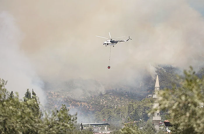
    Sunt cele mai grave incendii de vegetaţie din istoria recentă a TurcieiFoto: EPA-EFE  