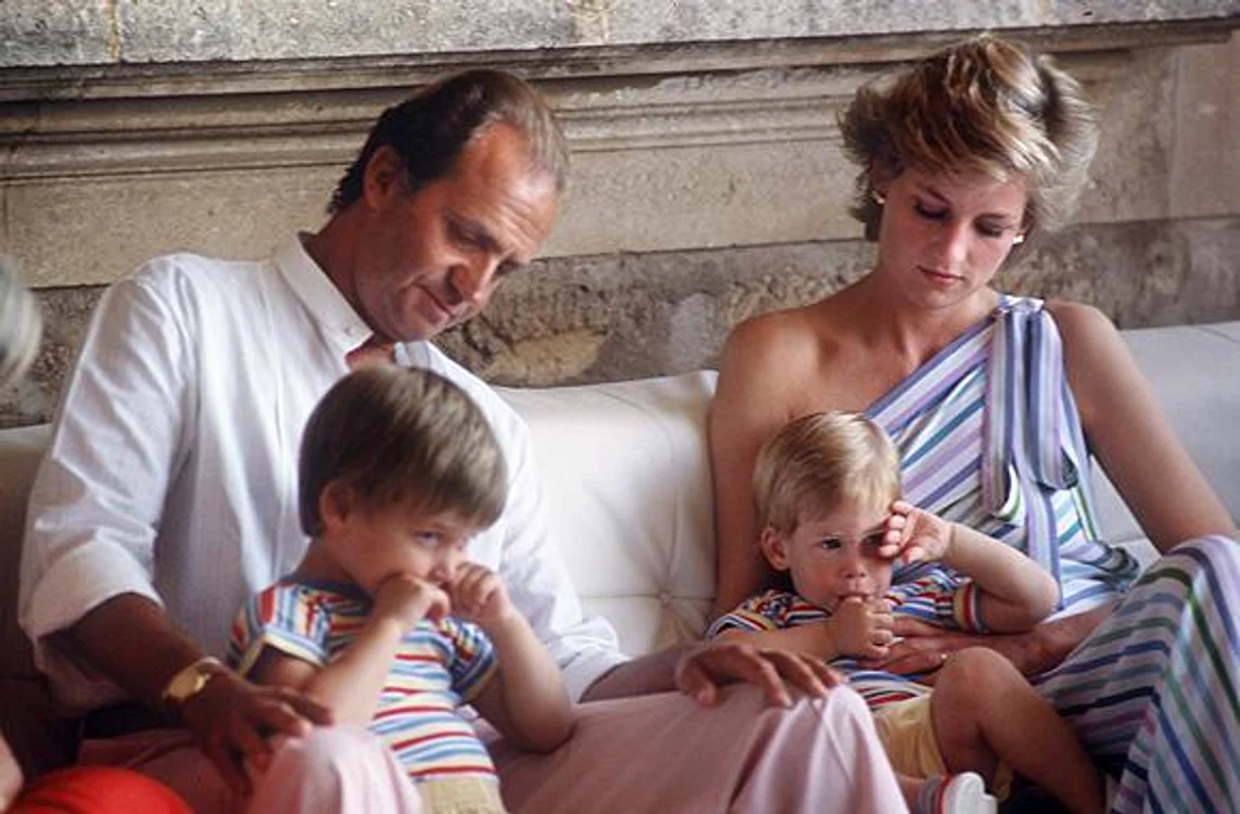 Juan Carlos căuta mereu să stea în prezența Prințesei Diana, fascinat de ea. FOTO: Profimedia