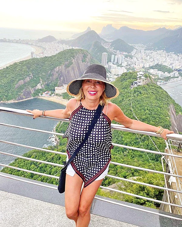 Dana Săvuică, pe Muntele Sugarloaf (396 m) din Rio de Janeiro, Brazilia