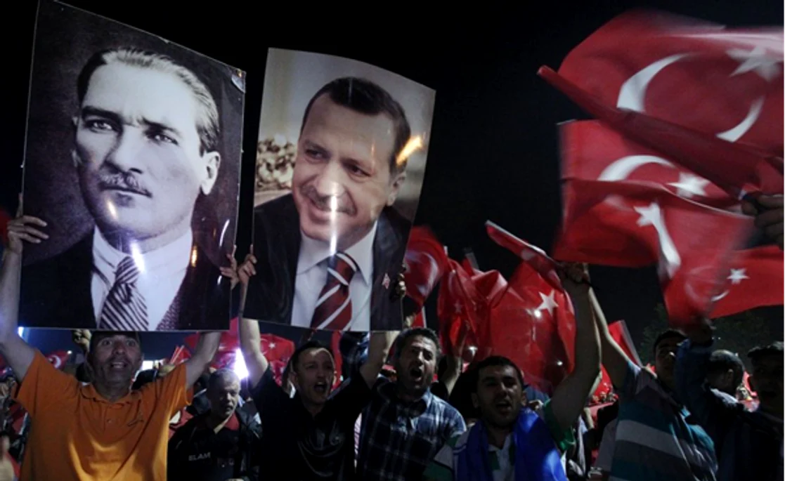 Susținătorii partidului AKP, cu portretele lui Ataturk și Erdogan, iunie 2013, Istanbul Foto AP