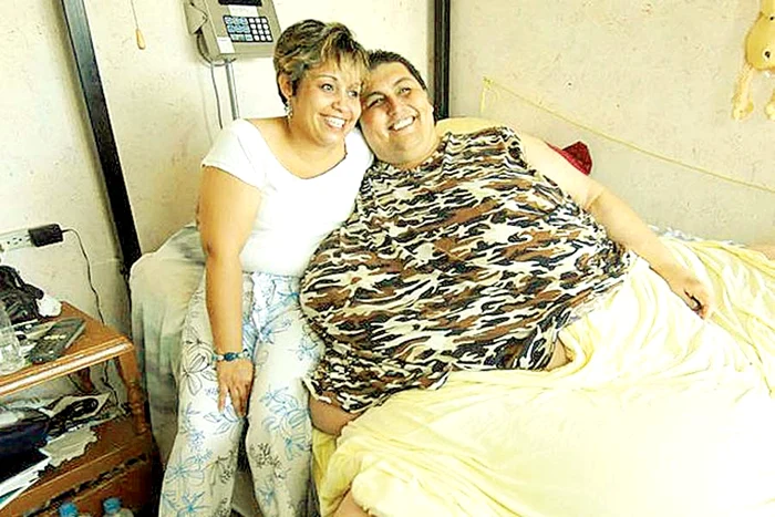 † Uribe a fost suit cu un motostivuitor pe o platformă auto pentru a fi dus la crematoriul din Monterey (Fotografii: Reuters)