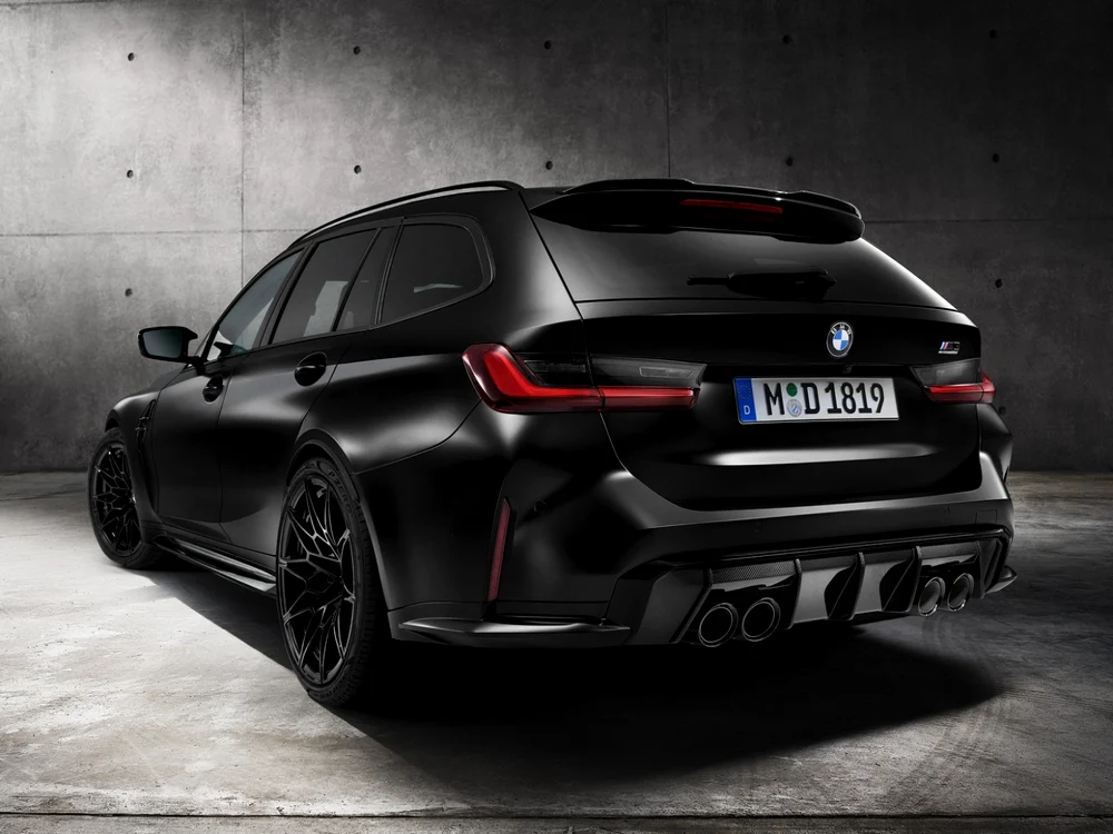 Mașină BMW de culoare neagră fptpgrafiată din spate