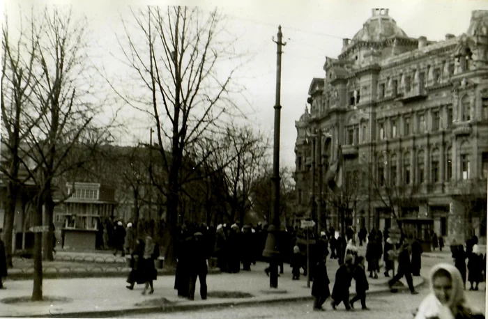 1941, octombrie. Odessa. În centrul orașului, coadă la ghișeul de ziare. (© ANR, SANIC, fond Președinția Consiliului de Miniștri - Cabinet Militar, dosarul 365/1942, fila 9)