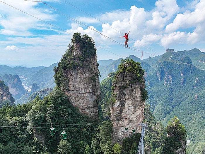 Sportivii sunt nevoiţi să meargă pe coardă lungă de 1.000 de metri. SURSĂ FOTO: PROFIMEDIA