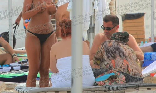 Margherita, în sânii goi, lângă părinţi  jpeg