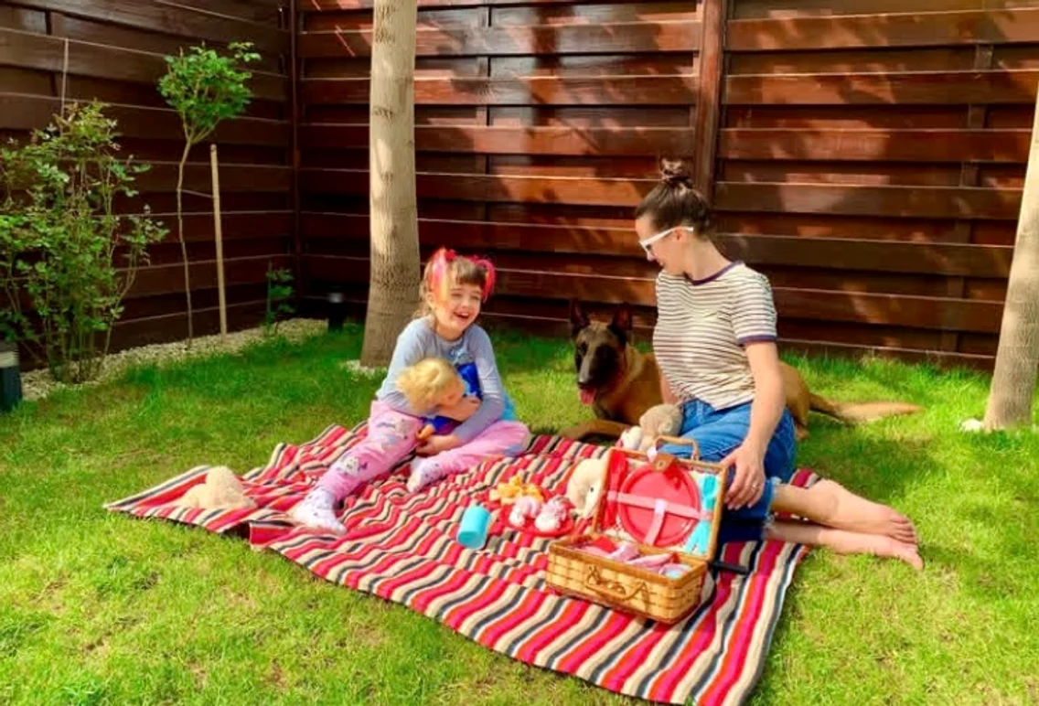Livia Graur și fiica, Renata, la picnic în curte foto: Instagram 