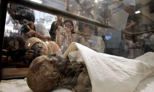 Regina Hatshepsut, cea care a condus Egiptul în urmă cu 3 500 de ani, ar fi putut muri din cauza unei loţiuni cancerigene jpeg