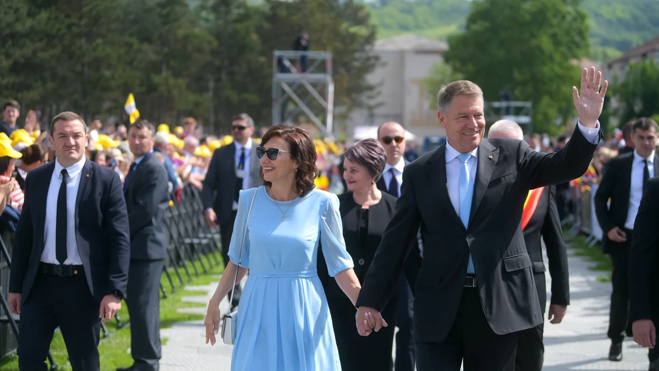 
    Carmen Iohannis a purtat o ținută prin care a vrut să transmită seninătateFoto: EPA  