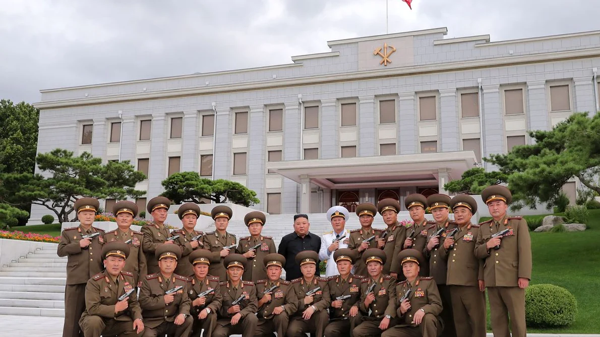 Cum a aniversat Coreea de Nord armistițiul semnat în 1953: Generalii nord coreeni şi au agitat pistoalele lângă Kim Jong Un jpeg