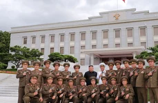 Cum a aniversat Coreea de Nord armistițiul semnat în 1953: Generalii nord coreeni şi au agitat pistoalele lângă Kim Jong Un jpeg