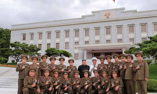 Cum a aniversat Coreea de Nord armistițiul semnat în 1953: Generalii nord coreeni şi au agitat pistoalele lângă Kim Jong Un jpeg