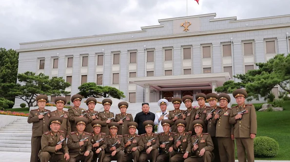 Cum a aniversat Coreea de Nord armistițiul semnat în 1953: Generalii nord coreeni şi au agitat pistoalele lângă Kim Jong Un jpeg