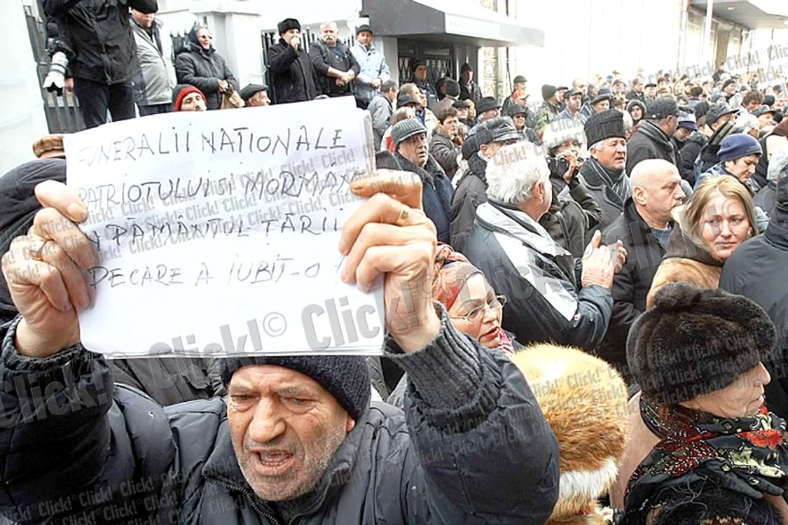 Sicriul a fost purtat de militari