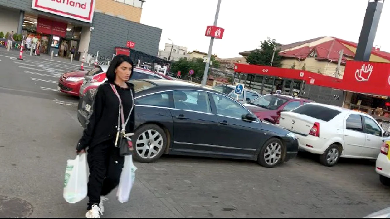 Adelina Pestriţu, obosită după sesiunea de shopping din hipermarket