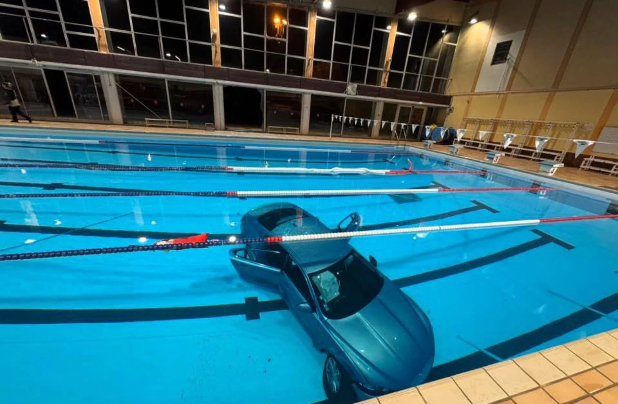 Cum a ajuns un Jaguar într-un bazin de înot: 20 de persoane se aflau în piscină