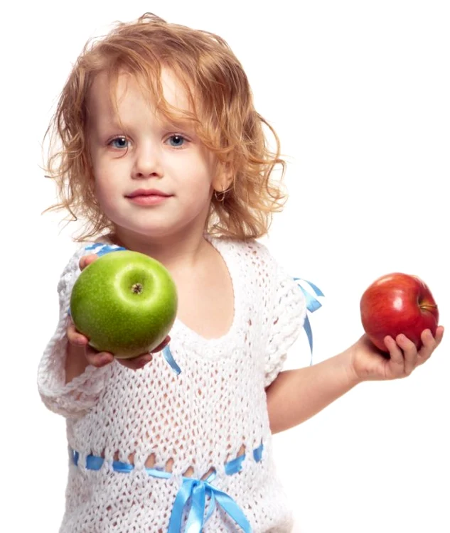 Fetiţă cu mere. (Foto: Shutterstock)
